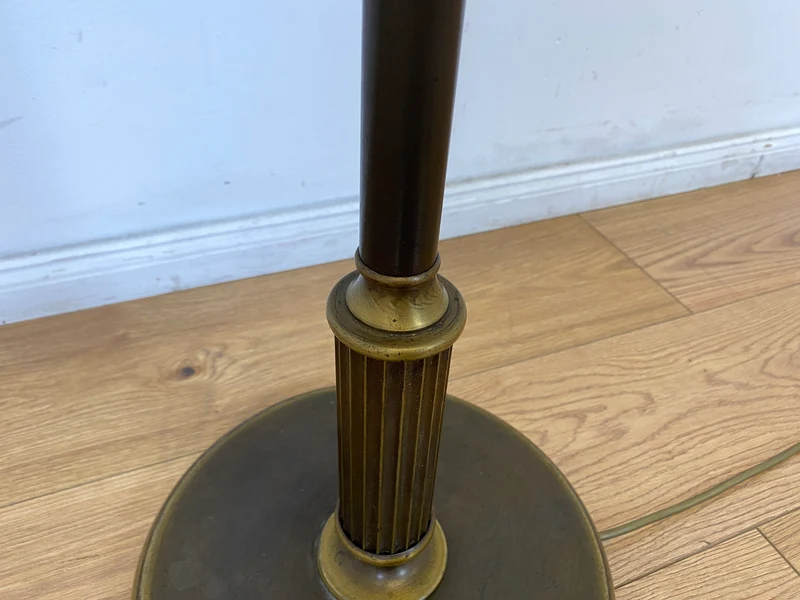 WMK # Stilvolle und gut erhaltene 60er Jahre Stehlampe mit schlichtem olivgrünem Lampenschirm & edlem Lampenfuß aus Messing