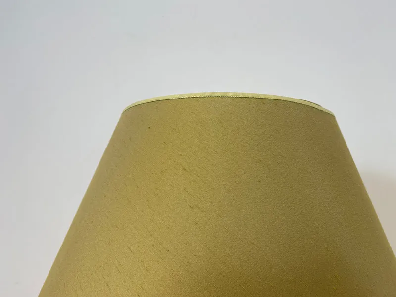 WMK # Stilvolle und gut erhaltene 60er Jahre Stehlampe mit schlichtem olivgrünem Lampenschirm & edlem Lampenfuß aus Messing