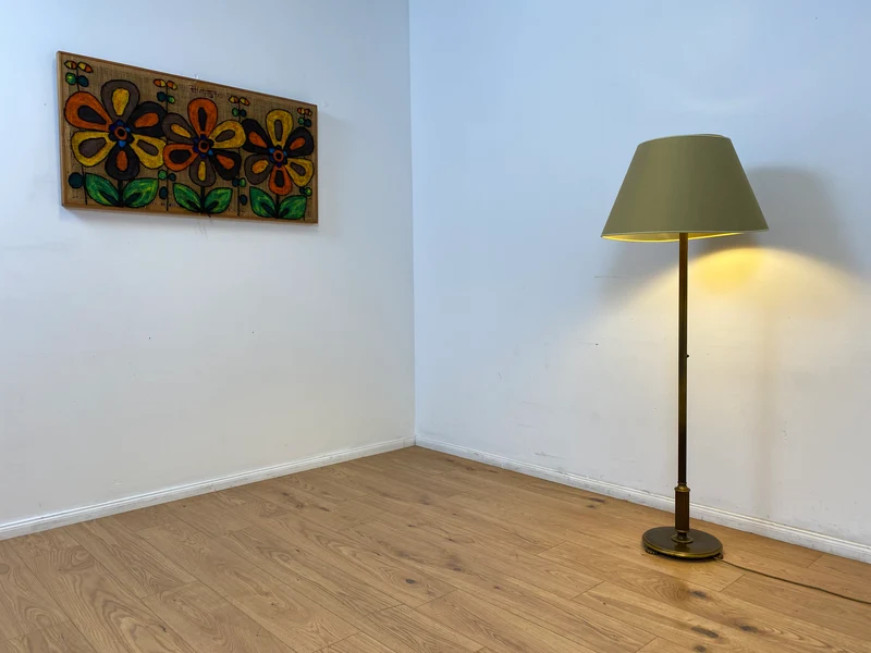 WMK # Stilvolle und gut erhaltene 60er Jahre Stehlampe mit schlichtem olivgrünem Lampenschirm & edlem Lampenfuß aus Messing