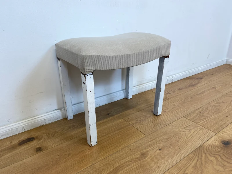 WMK l Hübscher jedoch etwas abgerockter weißer Mid-Century Hocker mit späterem grauem Sitzbezug