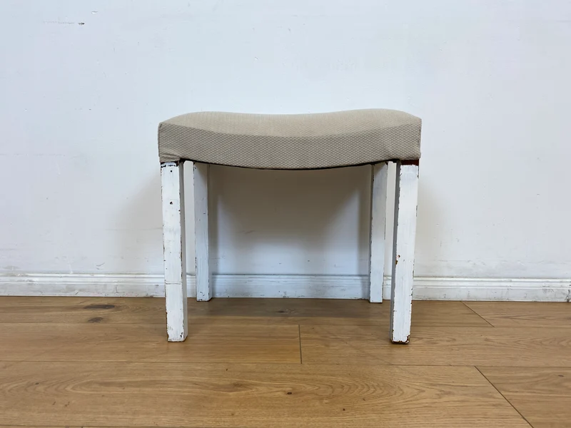 WMK l Hübscher jedoch etwas abgerockter weißer Mid-Century Hocker mit späterem grauem Sitzbezug