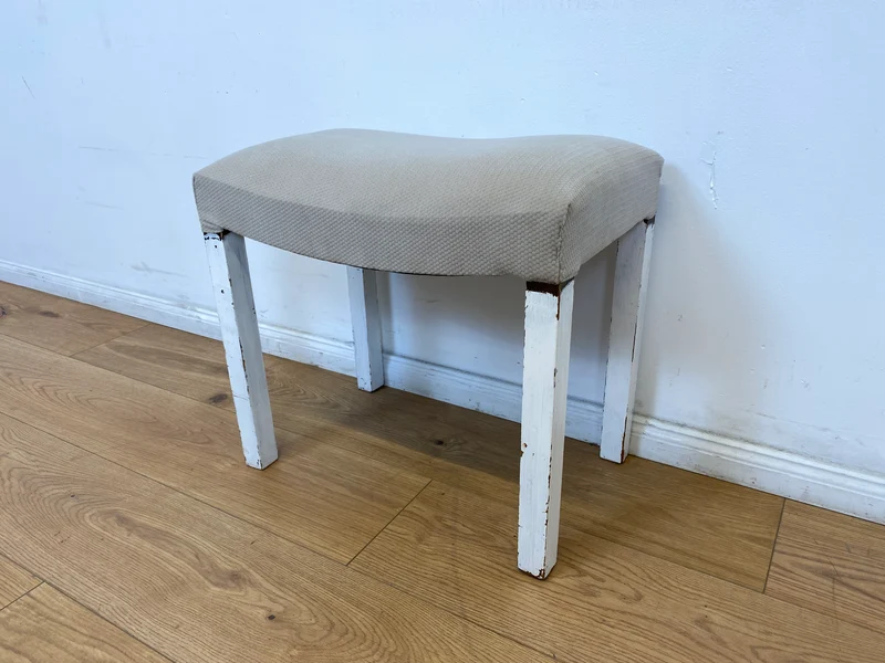 WMK l Hübscher jedoch etwas abgerockter weißer Mid-Century Hocker mit späterem grauem Sitzbezug
