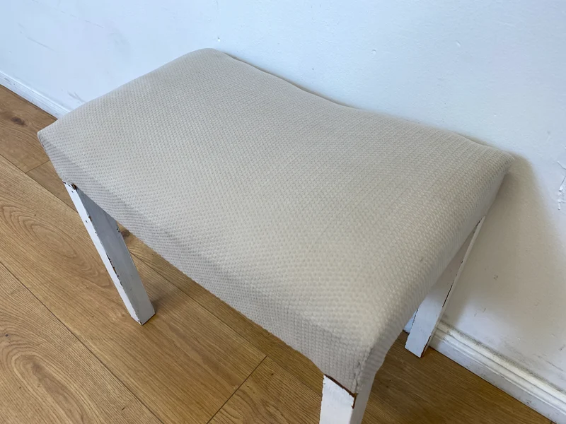 WMK l Hübscher jedoch etwas abgerockter weißer Mid-Century Hocker mit späterem grauem Sitzbezug