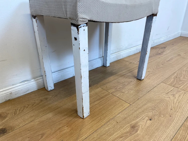 WMK l Hübscher jedoch etwas abgerockter weißer Mid-Century Hocker mit späterem grauem Sitzbezug