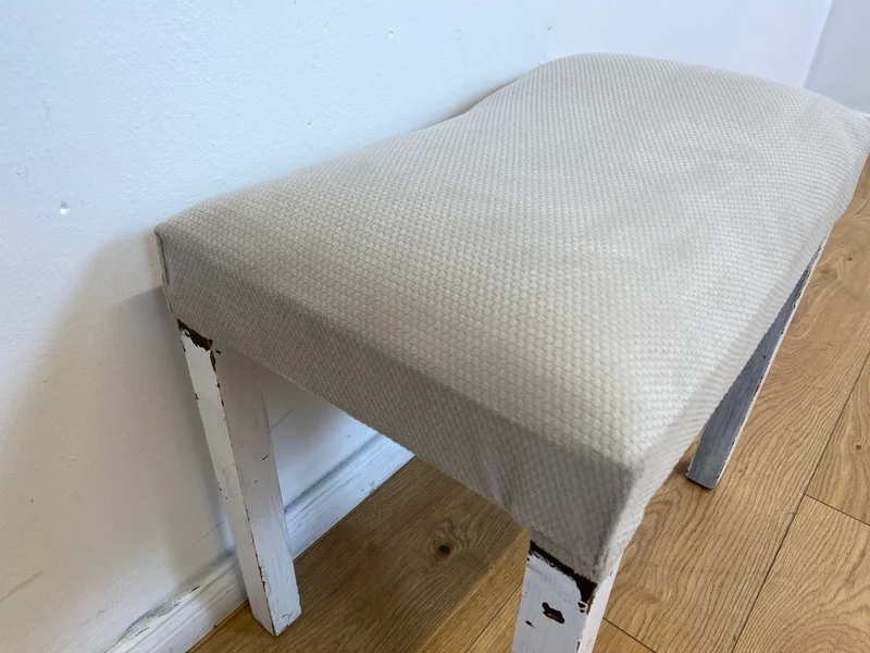 WMK l Hübscher jedoch etwas abgerockter weißer Mid-Century Hocker mit späterem grauem Sitzbezug