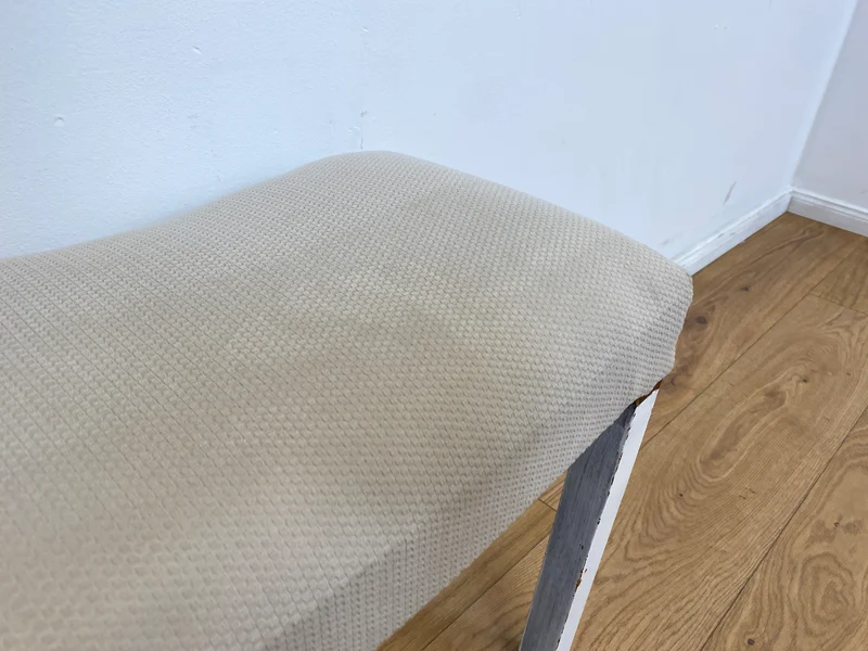 WMK l Hübscher jedoch etwas abgerockter weißer Mid-Century Hocker mit späterem grauem Sitzbezug