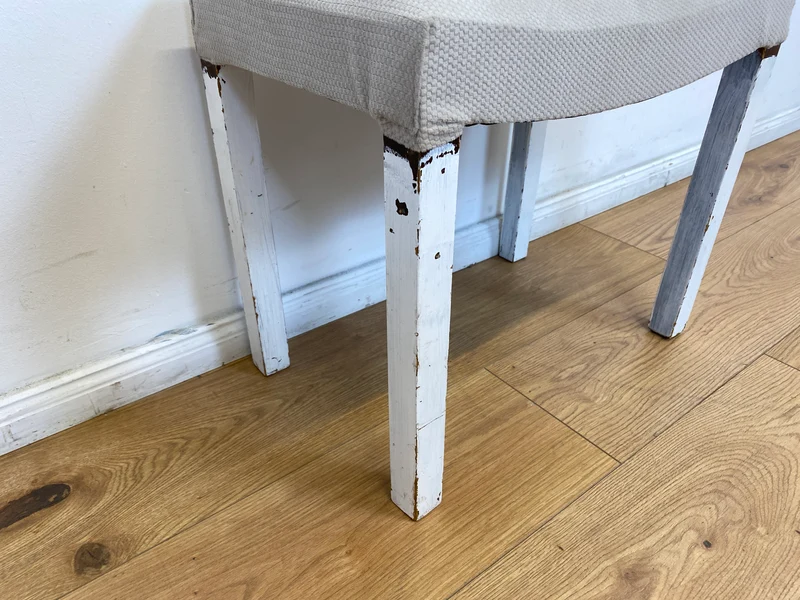 WMK l Hübscher jedoch etwas abgerockter weißer Mid-Century Hocker mit späterem grauem Sitzbezug