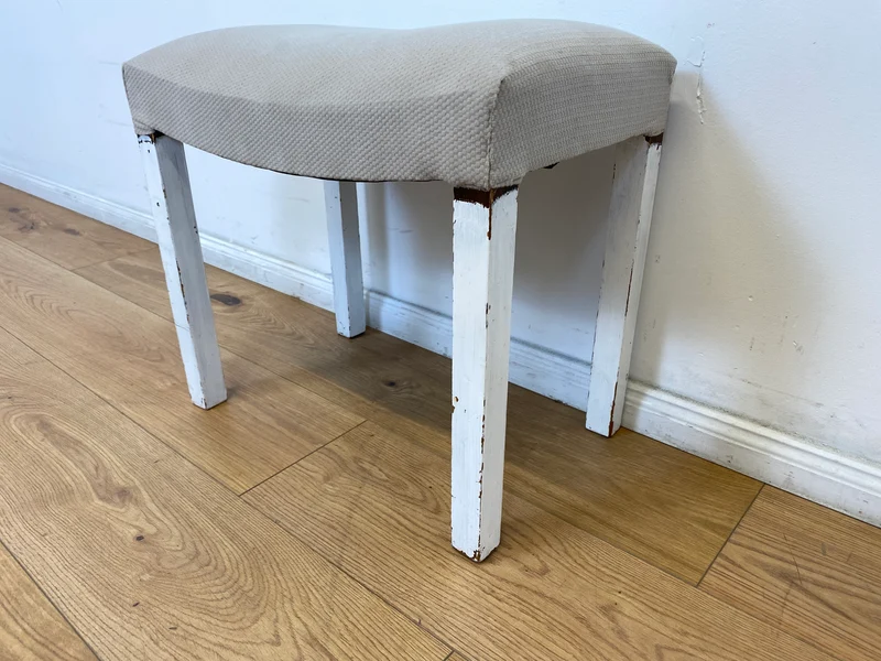 WMK l Hübscher jedoch etwas abgerockter weißer Mid-Century Hocker mit späterem grauem Sitzbezug