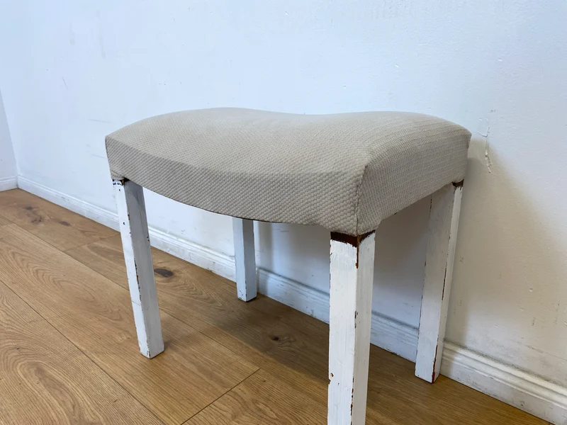 WMK l Hübscher jedoch etwas abgerockter weißer Mid-Century Hocker mit späterem grauem Sitzbezug