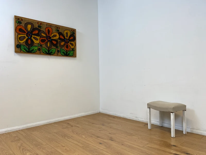 WMK l Hübscher jedoch etwas abgerockter weißer Mid-Century Hocker mit späterem grauem Sitzbezug