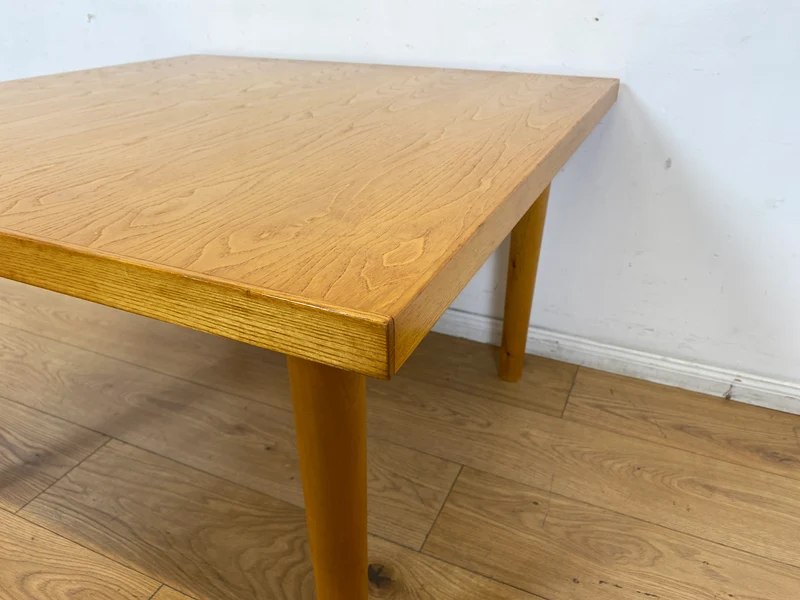 WMK I Minimalistischer und sehr gut erhaltener heller Mid-Century Couchtisch in seltener quadratischer Form