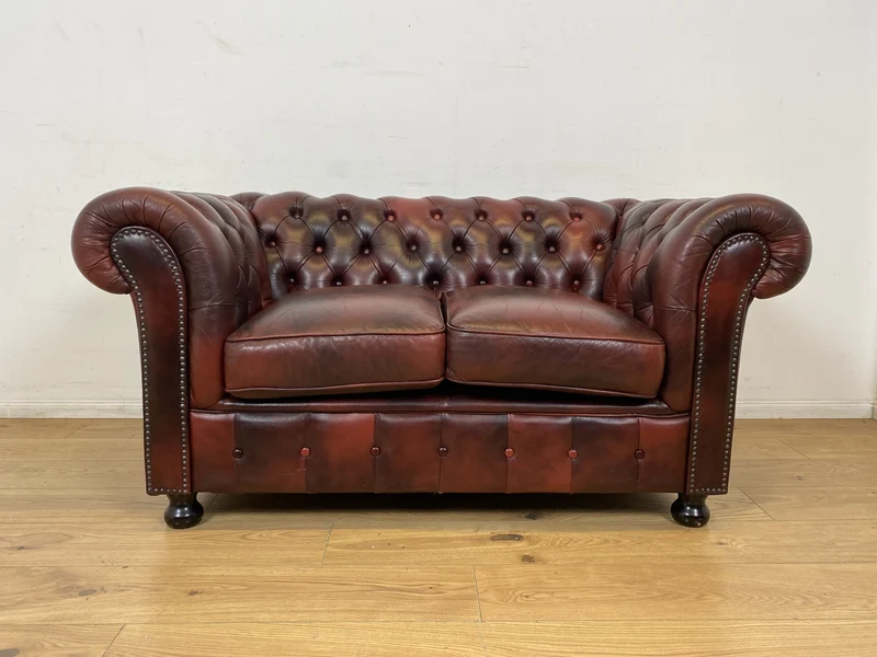 WMK I Der Klassiker I Hochwertiges Chesterfield Sofa mit gestepptem Echtleder Bezug & Alterspatina
