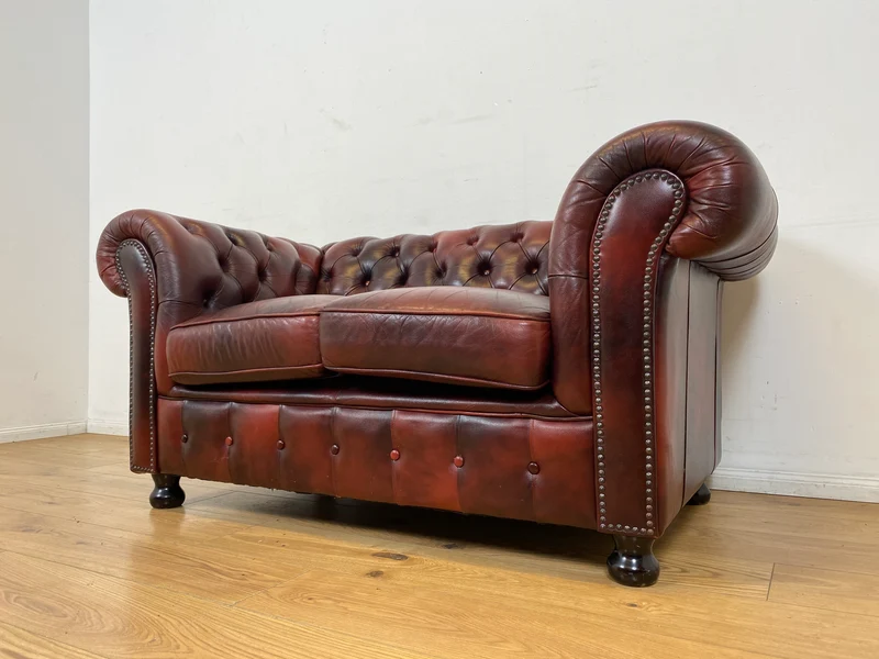 WMK I Der Klassiker I Hochwertiges Chesterfield Sofa mit gestepptem Echtleder Bezug & Alterspatina