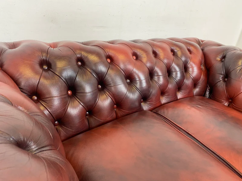 WMK I Der Klassiker I Hochwertiges Chesterfield Sofa mit gestepptem Echtleder Bezug & Alterspatina