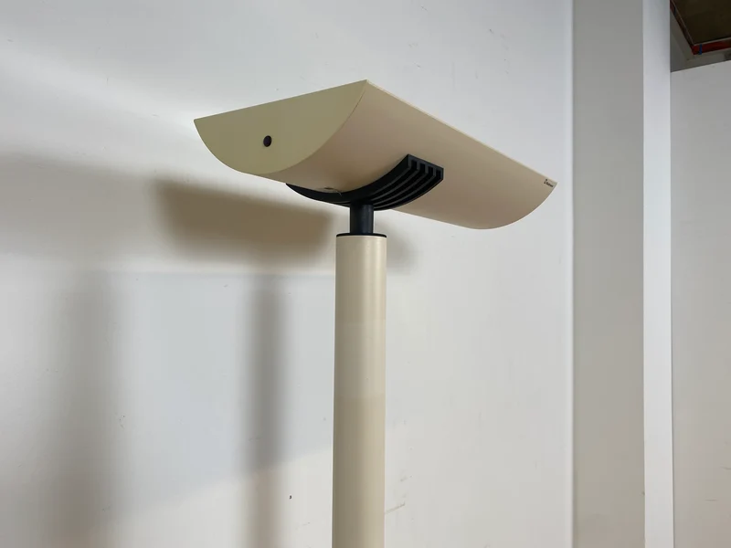WMK I Design Award Gewinner aus 1988 I Hochwertige weiße Vintage Designer Standleuchte IBS 236 von Waldmann aus Metall