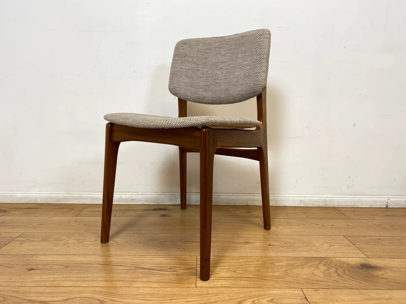 WMK I Set aus 4 hochwertigen skandinavischen Mid-Century Esszimmerstühlen mit naturbeigem Originalbezug & Walnuss Rahmen