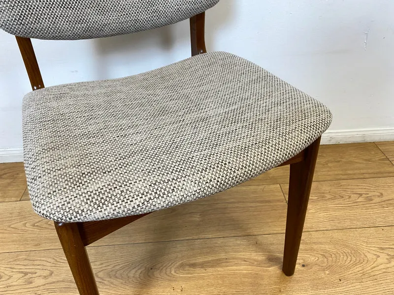 WMK I Set aus 4 hochwertigen skandinavischen Mid-Century Esszimmerstühlen mit naturbeigem Originalbezug & Walnuss Rahmen