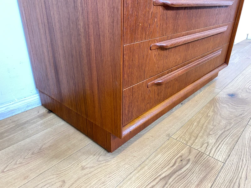 WMK I Stilvolles skandinavisches Highboard in Teakholz mit Schubladen & formschönen Holzgriffen