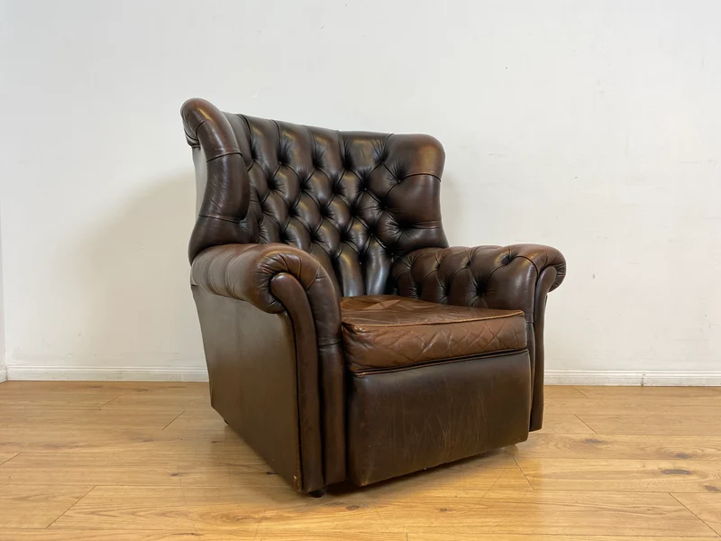 WMK I Charaktervoller orig. Englischer Chesterfield Wing Chair mit handgeknöpftem gestepptem Echt Leder Bezug und perfekter Patina