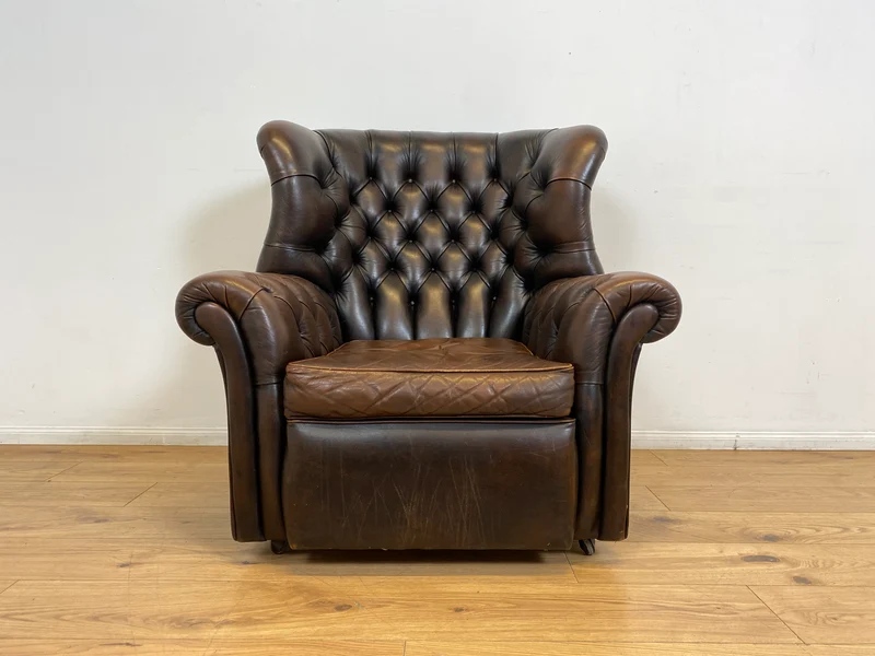 WMK I Charaktervoller orig. Englischer Chesterfield Wing Chair mit handgeknöpftem gestepptem Echt Leder Bezug und perfekter Patina