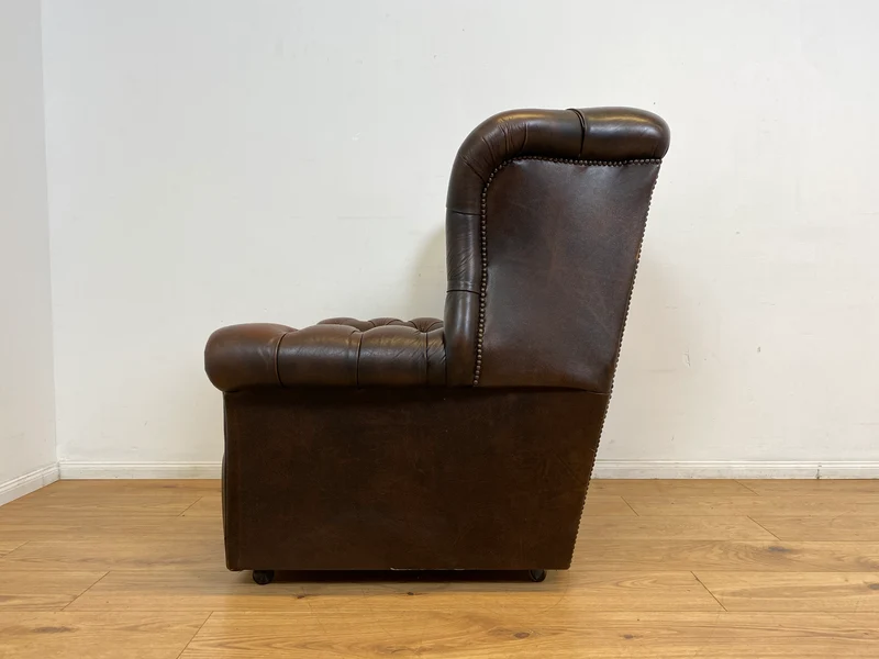 WMK I Charaktervoller orig. Englischer Chesterfield Wing Chair mit handgeknöpftem gestepptem Echt Leder Bezug und perfekter Patina