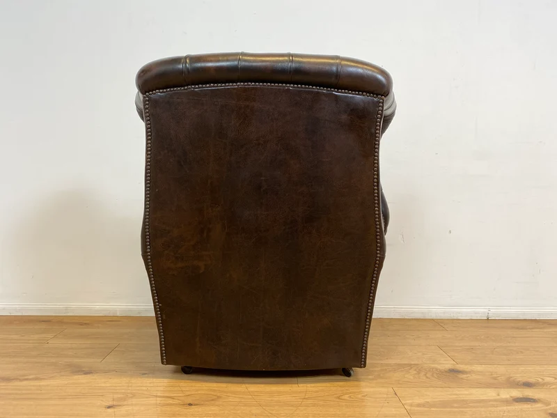 WMK I Charaktervoller orig. Englischer Chesterfield Wing Chair mit handgeknöpftem gestepptem Echt Leder Bezug und perfekter Patina