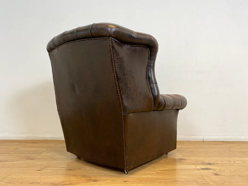 WMK I Charaktervoller orig. Englischer Chesterfield Wing Chair mit handgeknöpftem gestepptem Echt Leder Bezug und perfekter Patina
