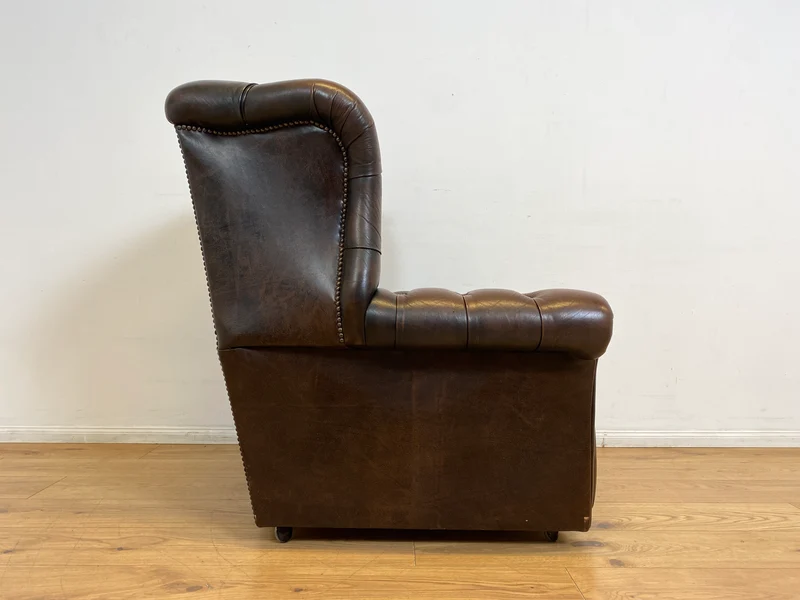 WMK I Charaktervoller orig. Englischer Chesterfield Wing Chair mit handgeknöpftem gestepptem Echt Leder Bezug und perfekter Patina