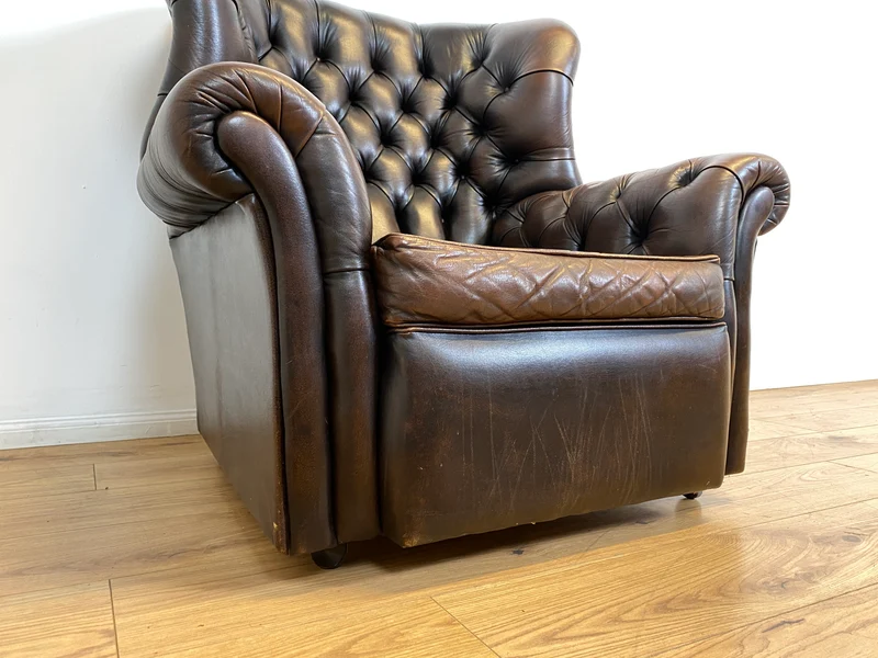 WMK I Charaktervoller orig. Englischer Chesterfield Wing Chair mit handgeknöpftem gestepptem Echt Leder Bezug und perfekter Patina
