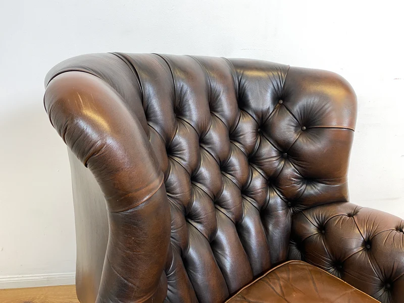 WMK I Charaktervoller orig. Englischer Chesterfield Wing Chair mit handgeknöpftem gestepptem Echt Leder Bezug und perfekter Patina