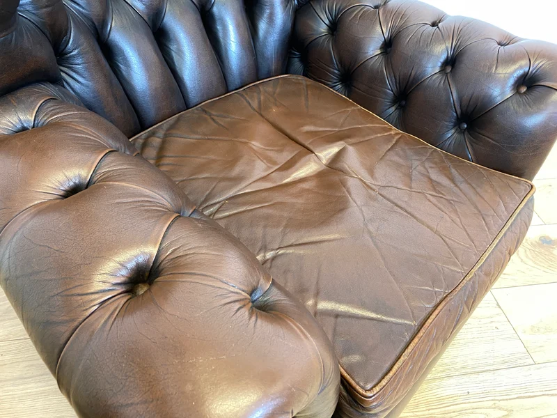 WMK I Charaktervoller orig. Englischer Chesterfield Wing Chair mit handgeknöpftem gestepptem Echt Leder Bezug und perfekter Patina