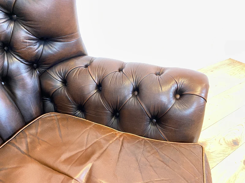 WMK I Charaktervoller orig. Englischer Chesterfield Wing Chair mit handgeknöpftem gestepptem Echt Leder Bezug und perfekter Patina