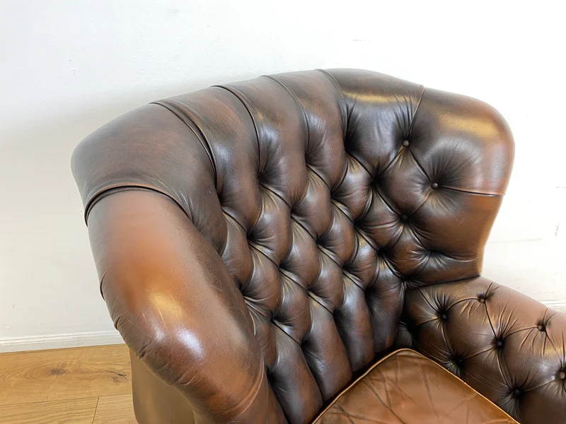 WMK I Charaktervoller orig. Englischer Chesterfield Wing Chair mit handgeknöpftem gestepptem Echt Leder Bezug und perfekter Patina