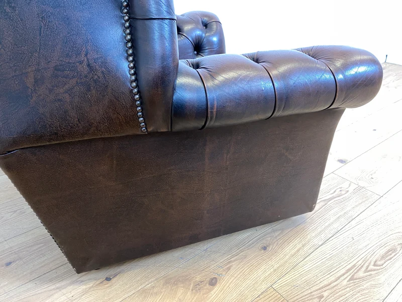 WMK I Charaktervoller orig. Englischer Chesterfield Wing Chair mit handgeknöpftem gestepptem Echt Leder Bezug und perfekter Patina
