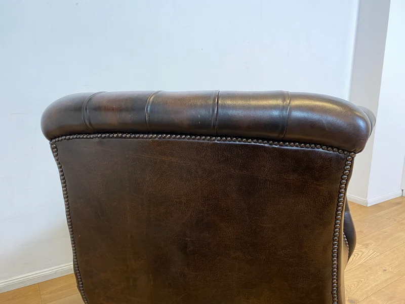 WMK I Charaktervoller orig. Englischer Chesterfield Wing Chair mit handgeknöpftem gestepptem Echt Leder Bezug und perfekter Patina
