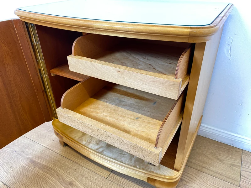 WMK I 1/2 Formschöner heller und großer Mid-Century Nachttisch aus vollem Holz mit Schubladen & abnehmbarer Glasauflage