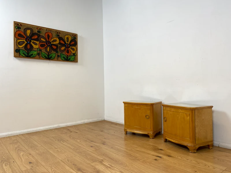 WMK I 1/2 Formschöner heller und großer Mid-Century Nachttisch aus vollem Holz mit Schubladen & abnehmbarer Glasauflage
