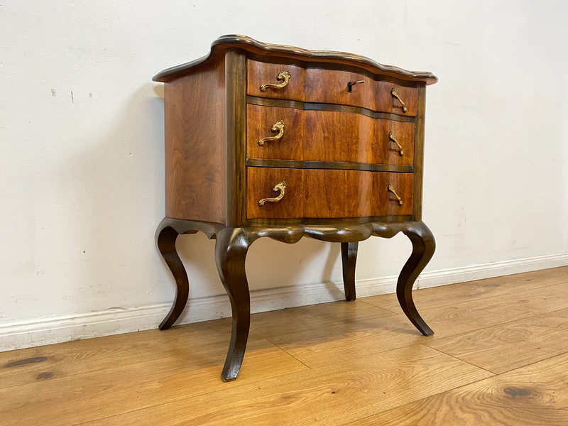 WMK I Feine kleine dänische 1960er Stilmöbel Kommode , Vollholz in Nussbaum mit Schubladen und Messinggriffen
