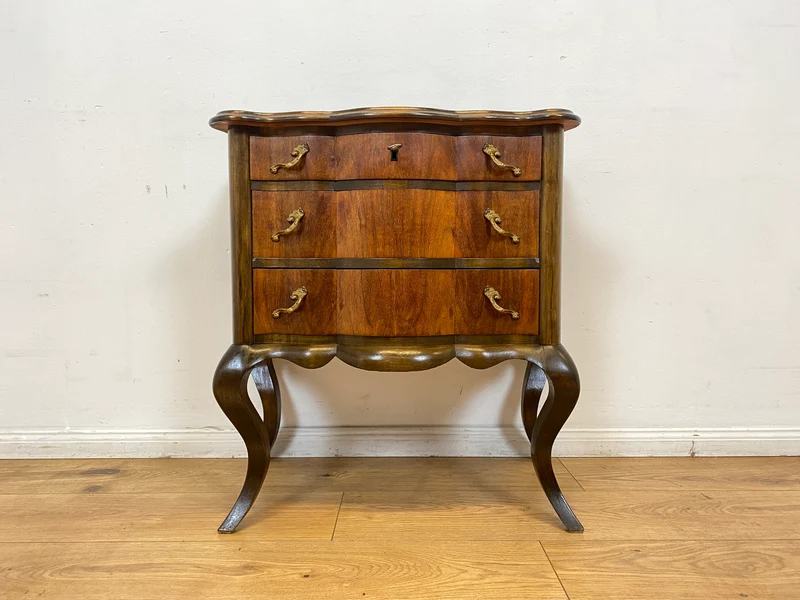 WMK I Feine kleine dänische 1960er Stilmöbel Kommode , Vollholz in Nussbaum mit Schubladen und Messinggriffen