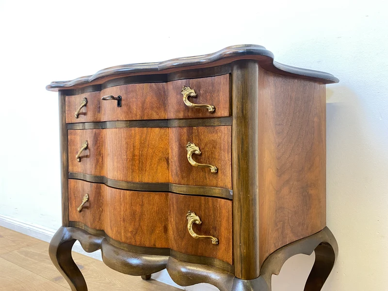 WMK I Feine kleine dänische 1960er Stilmöbel Kommode , Vollholz in Nussbaum mit Schubladen und Messinggriffen