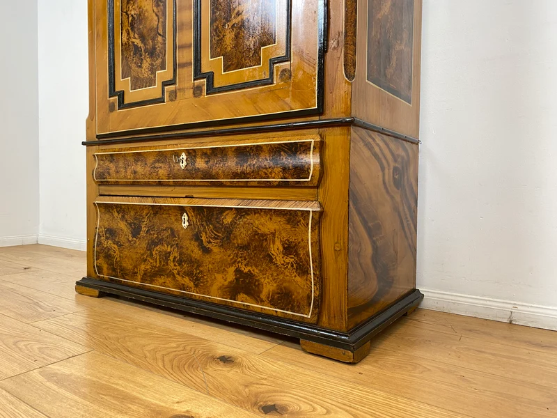 WMK I Wunderschöner Biedermeier Wäscheschrank aus vollem Holz in Nussbaum mit Schubladen, um 1850