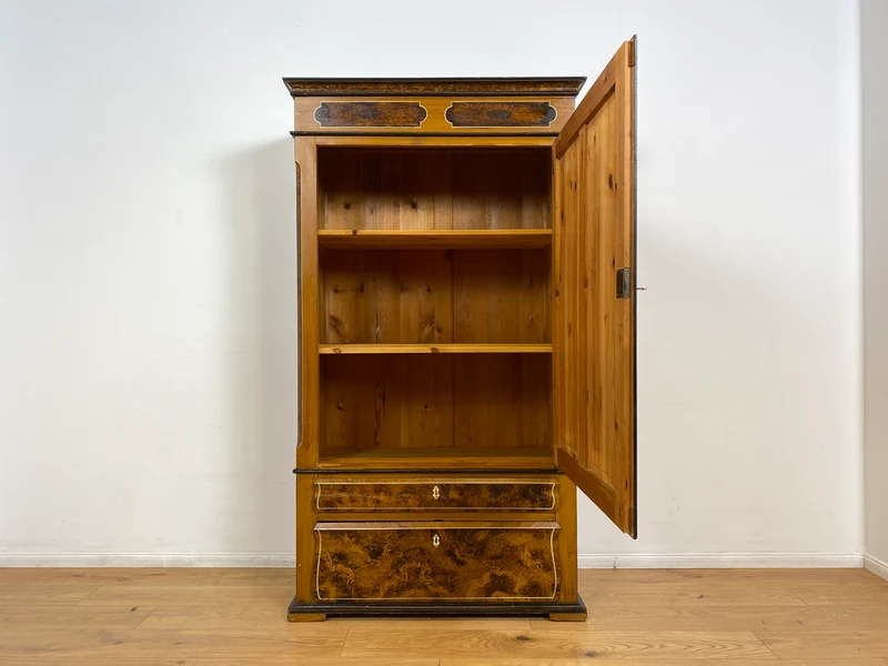 WMK I Wunderschöner Biedermeier Wäscheschrank aus vollem Holz in Nussbaum mit Schubladen, um 1850