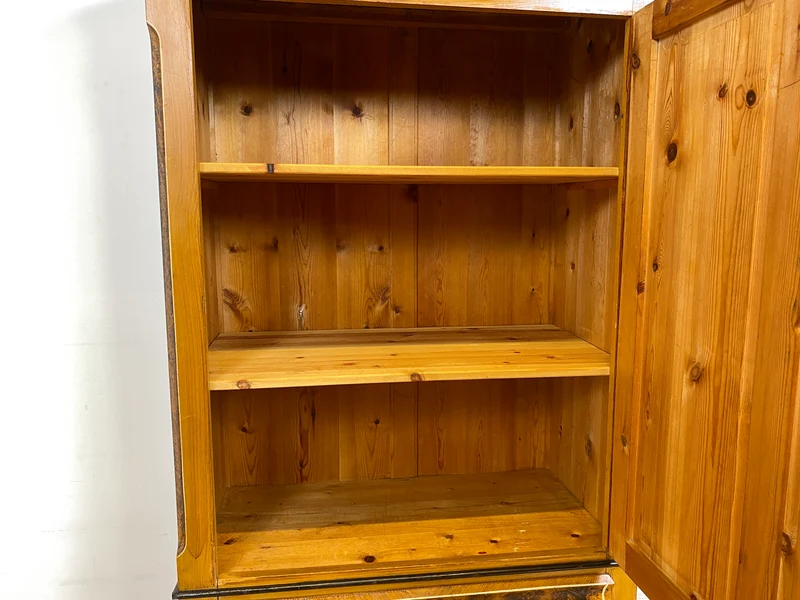 WMK I Wunderschöner Biedermeier Wäscheschrank aus vollem Holz in Nussbaum mit Schubladen, um 1850