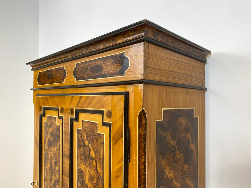 WMK I Wunderschöner Biedermeier Wäscheschrank aus vollem Holz in Nussbaum mit Schubladen, um 1850