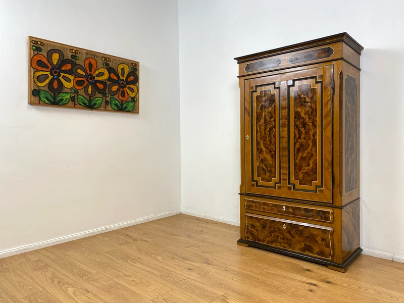 WMK I Wunderschöner Biedermeier Wäscheschrank aus vollem Holz in Nussbaum mit Schubladen, um 1850