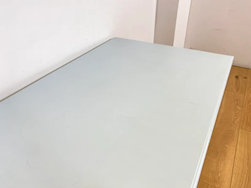 WMK I Imposanter Gründerzeit Esstisch , Vollholz, mit hellblau lackierter Tischplatte & gedrechselten Beinen