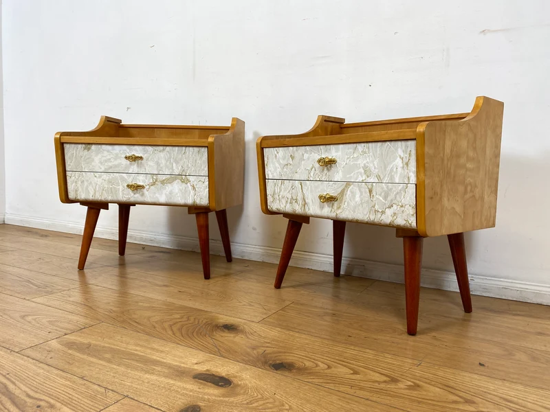 WMK I 1/2 Formschöner heller Mid-Century Nachttisch mit Schubladen und Messinggriffen