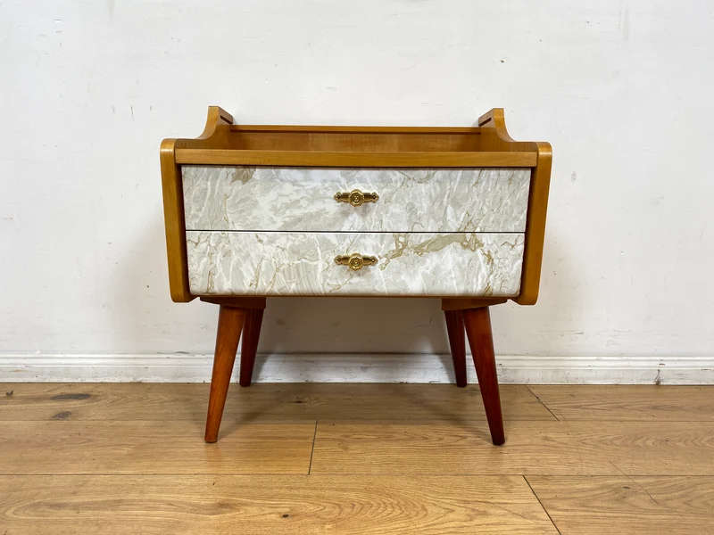 WMK I 1/2 Formschöner heller Mid-Century Nachttisch mit Schubladen und Messinggriffen