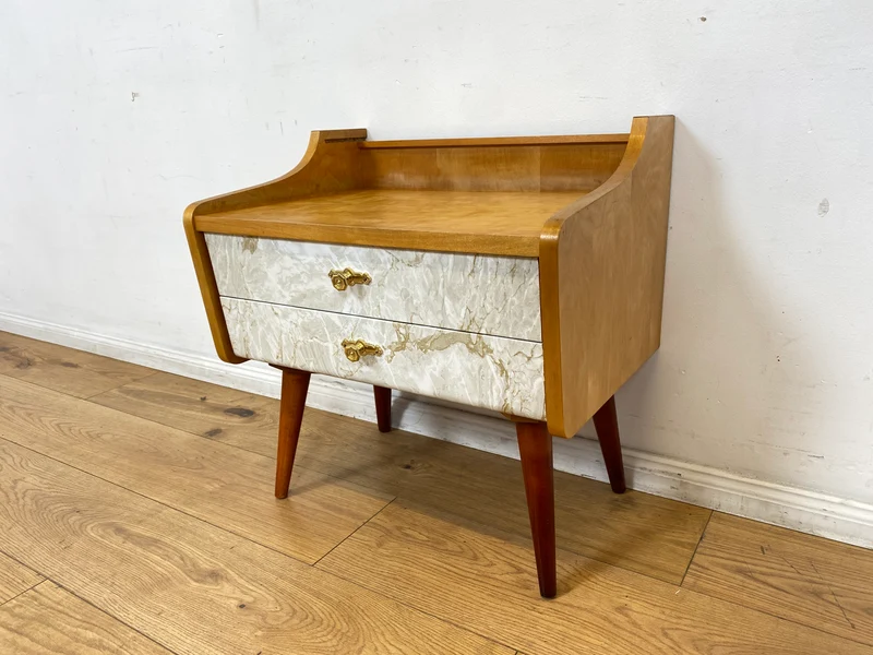 WMK I 1/2 Formschöner heller Mid-Century Nachttisch mit Schubladen und Messinggriffen