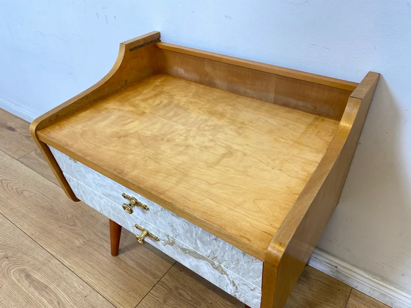 WMK I 1/2 Formschöner heller Mid-Century Nachttisch mit Schubladen und Messinggriffen